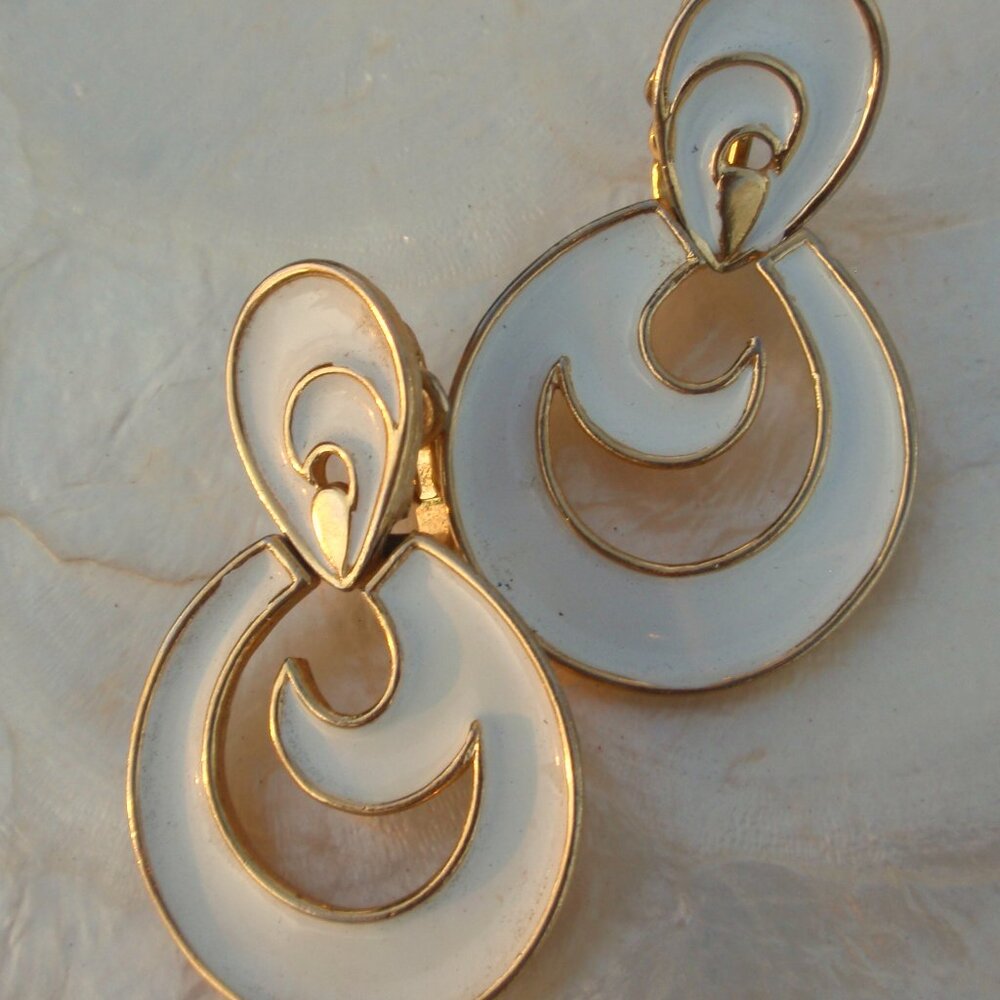 Trifari 70s Dangle swirl white earring clip back
